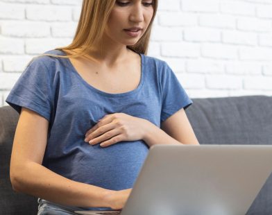 El uso de Internet brinda a las futuras madres un acceso a una vasta cantidad de información sobre el embarazo, el parto, la lactancia, entre otros. Freepik