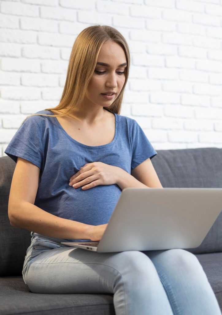 El uso de Internet brinda a las futuras madres un acceso a una vasta cantidad de información sobre el embarazo, el parto, la lactancia, entre otros. Freepik
