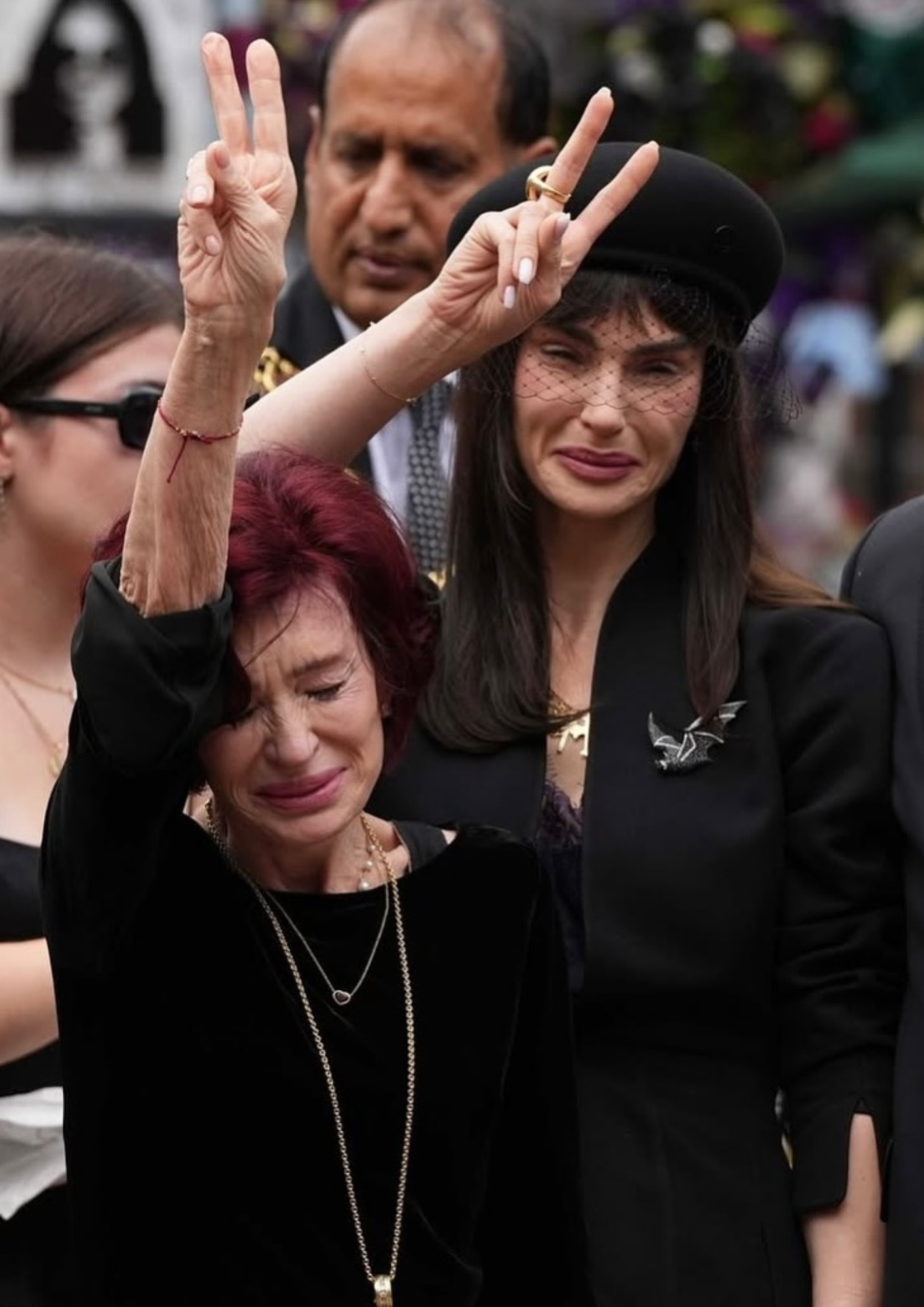 Su esposa Sharon agradeció al público con la señal insignia de Ozzy en sus presentaciones 