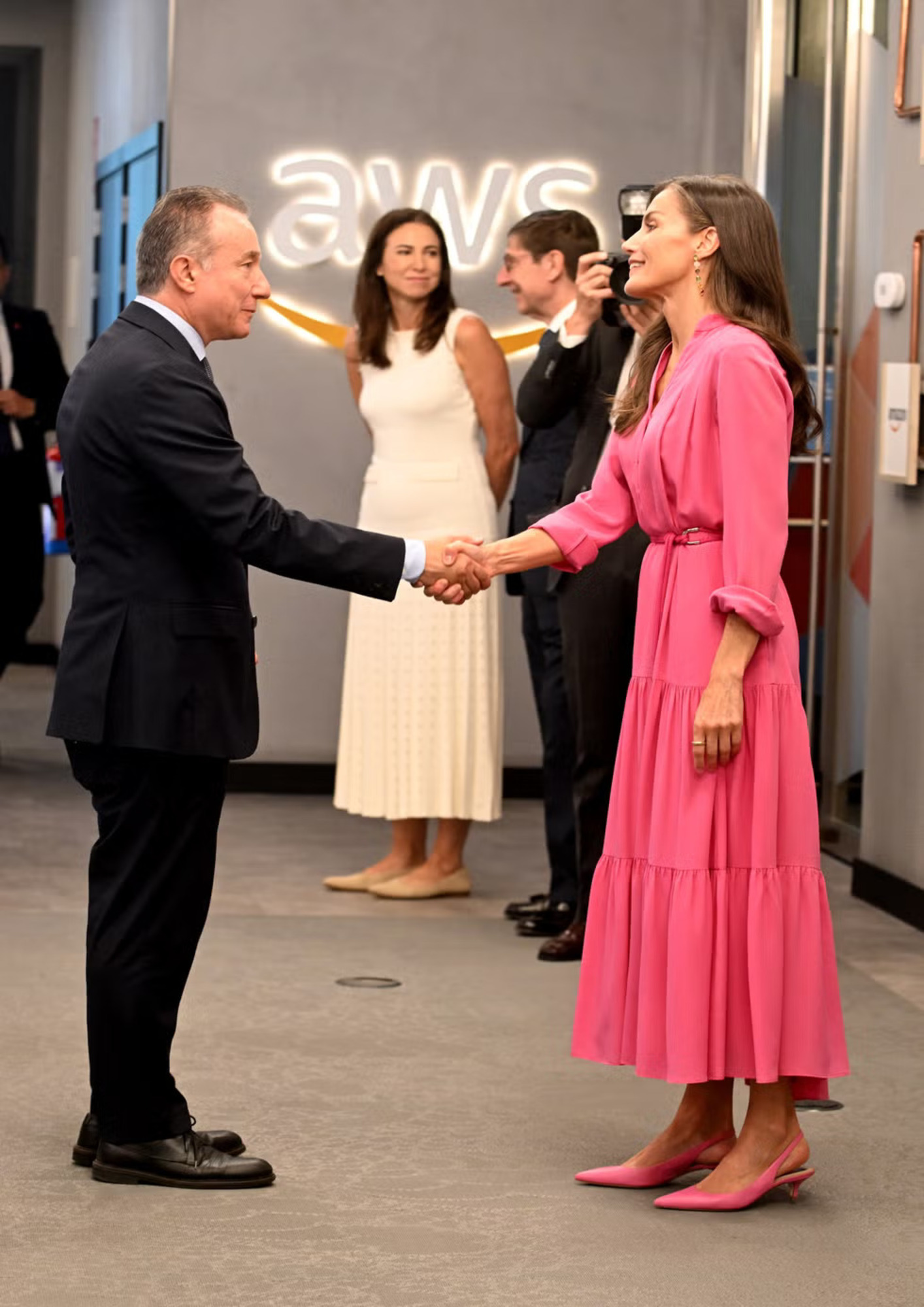 Con esta aparición, doña Letizia demuestra que la clave está en combinar prendas atemporales con accesorios que aporten frescura