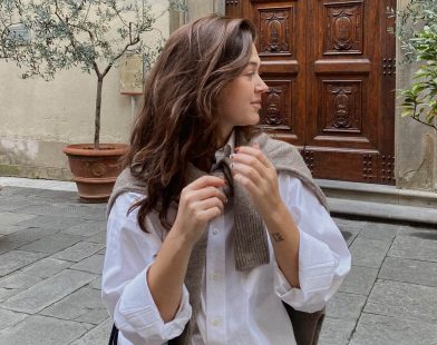 camisa color neutro