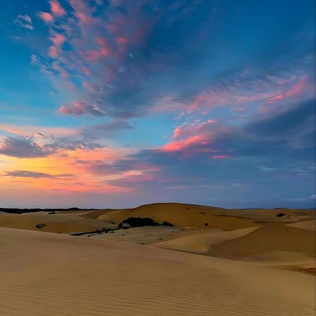 El atardecer en este paraje es una sinfonía de colores que cautiva a todo aquel que lo observa.