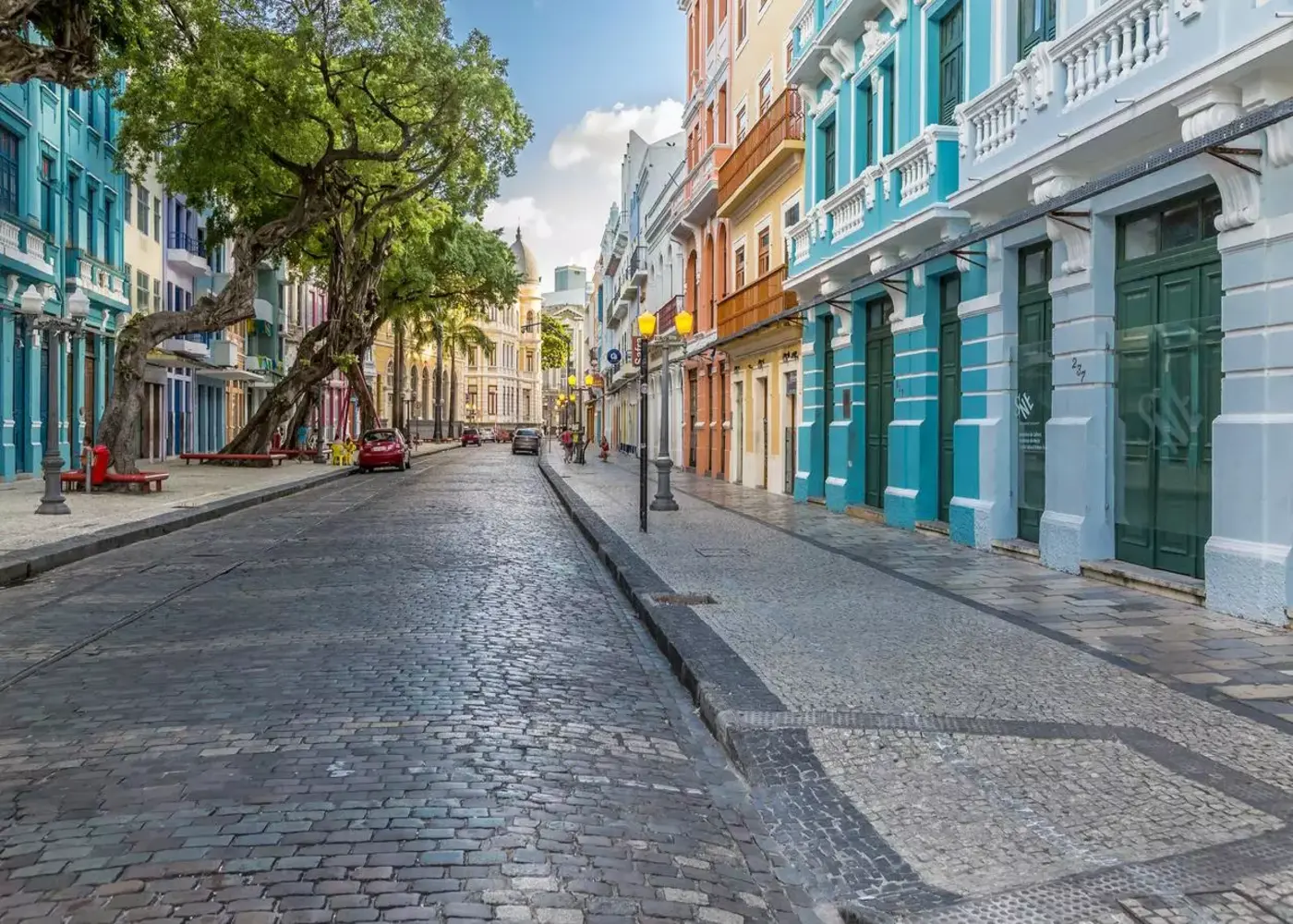Sus edificios son altos, acogedores y llenos de color